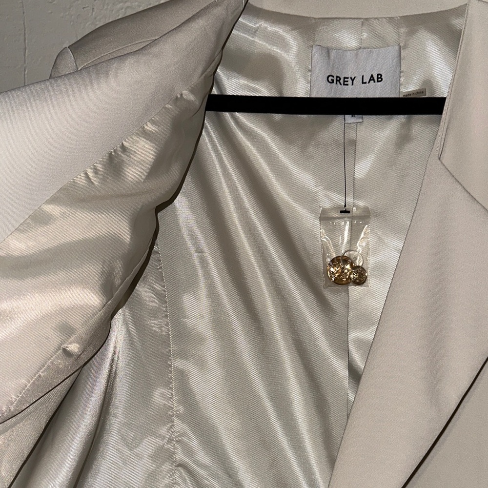 GREY LAB Women's Elegant Cream Blazer - Picture 4 of 6